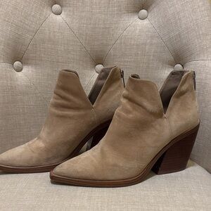 Size 7 Vince Camuto Gigietta Bootie in Tortilla Suede